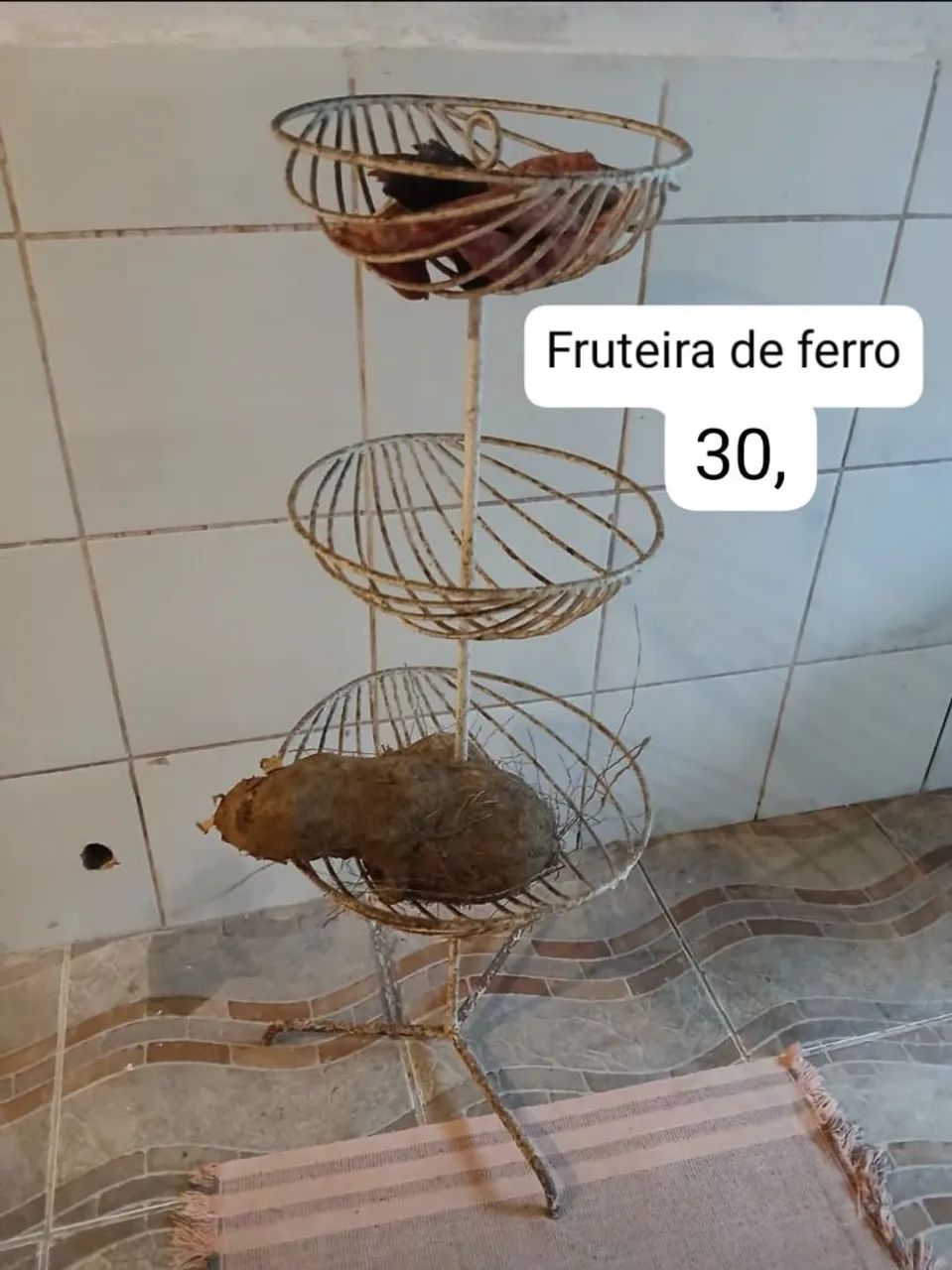 VENDO UMA FRUTEIRA DE FERRO 