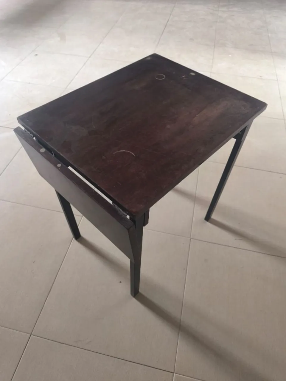 Mesa dobrável de madeira escura