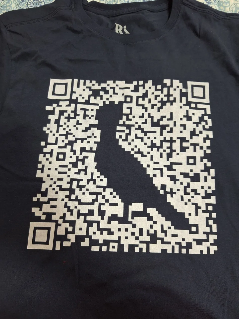 Camiseta com QR Code e Desenho de Pássaro