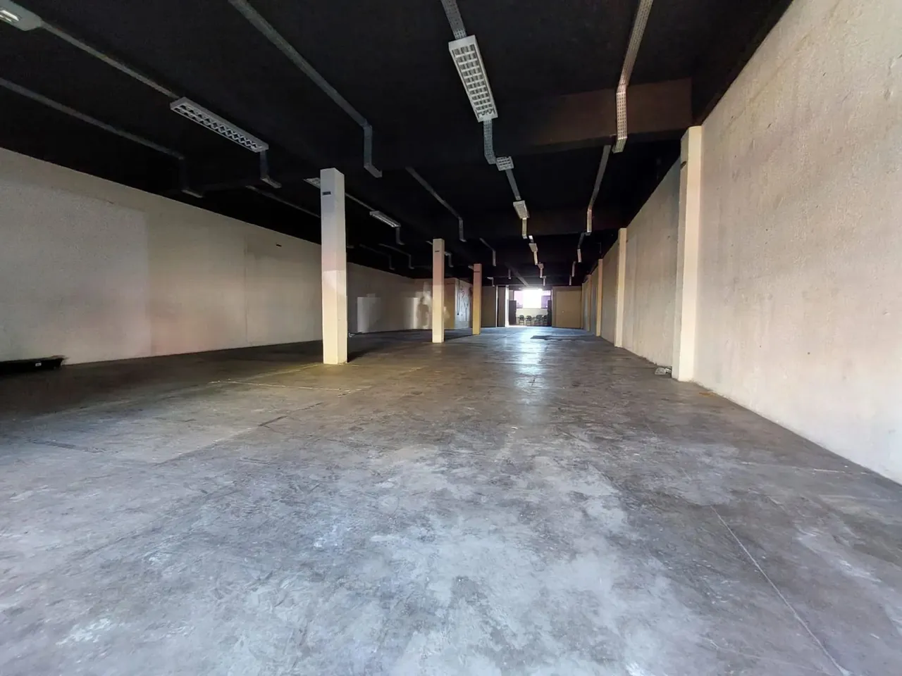Alugo loja na Djalma Batista de 268 m²