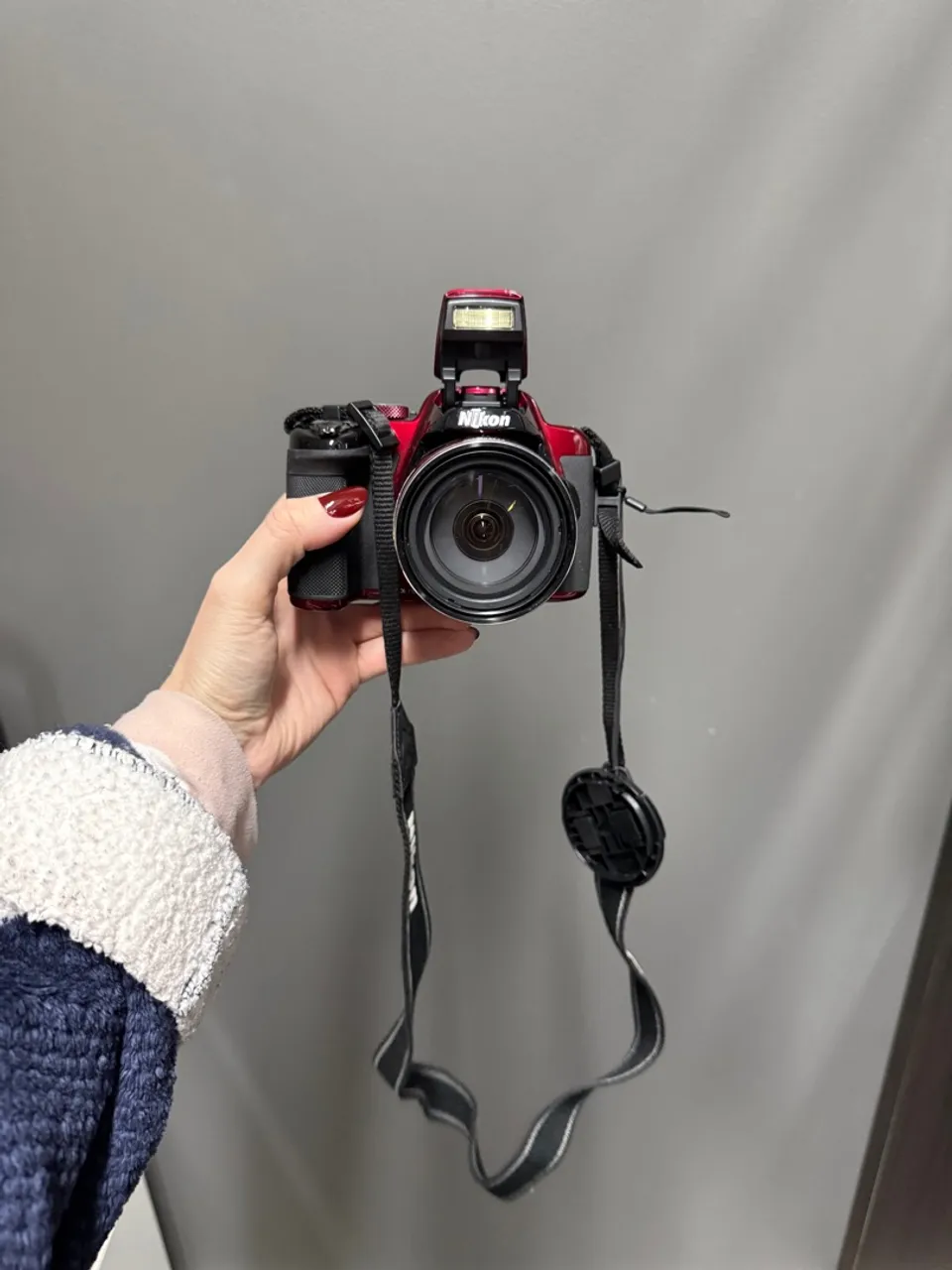 Câmera Digital Nikon Vermelha - Perfeita para Fotos Incríveis!