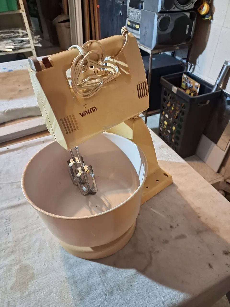Batedeira de bolo funcionando 