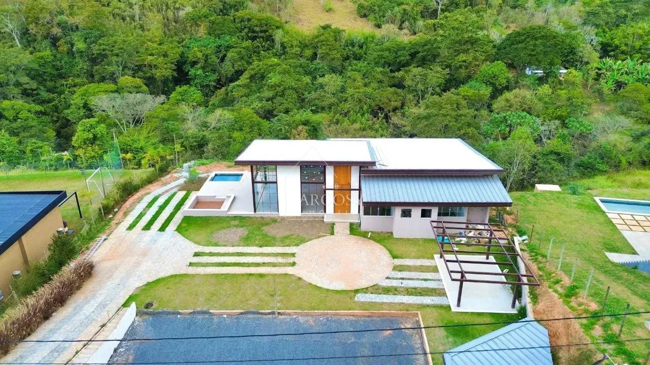 Casa linear moderna em condomínio de alto padrão em Secretário