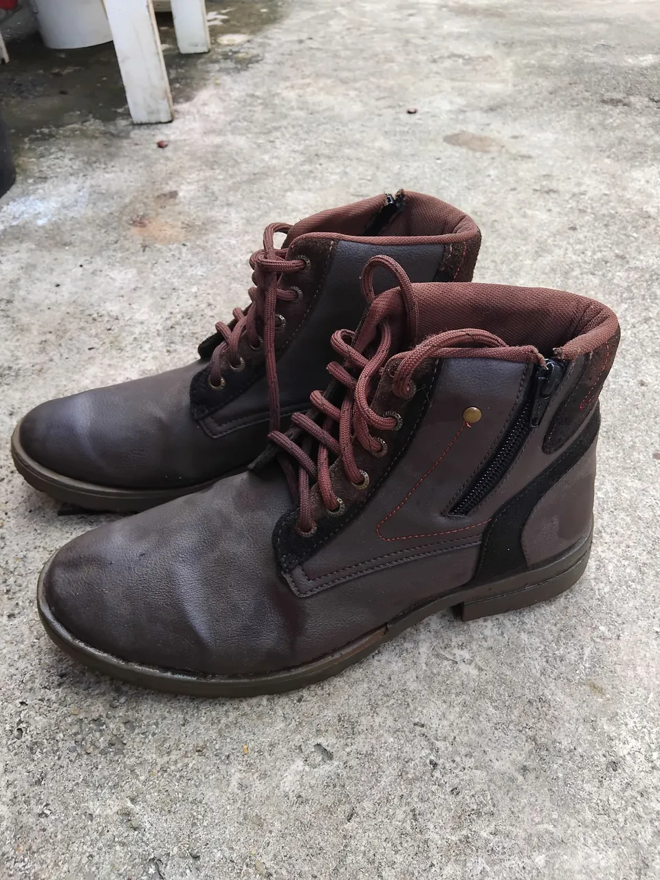 Botas de Couro Marrom Estilosas