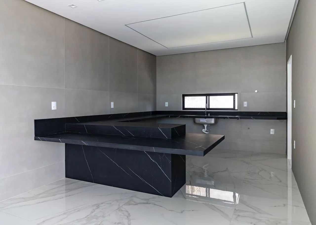 Luxuosa Casa pronta com 4 Suítes e Área Gourmet no Condomínio Terras Alpha - 271m²  - Foto 3