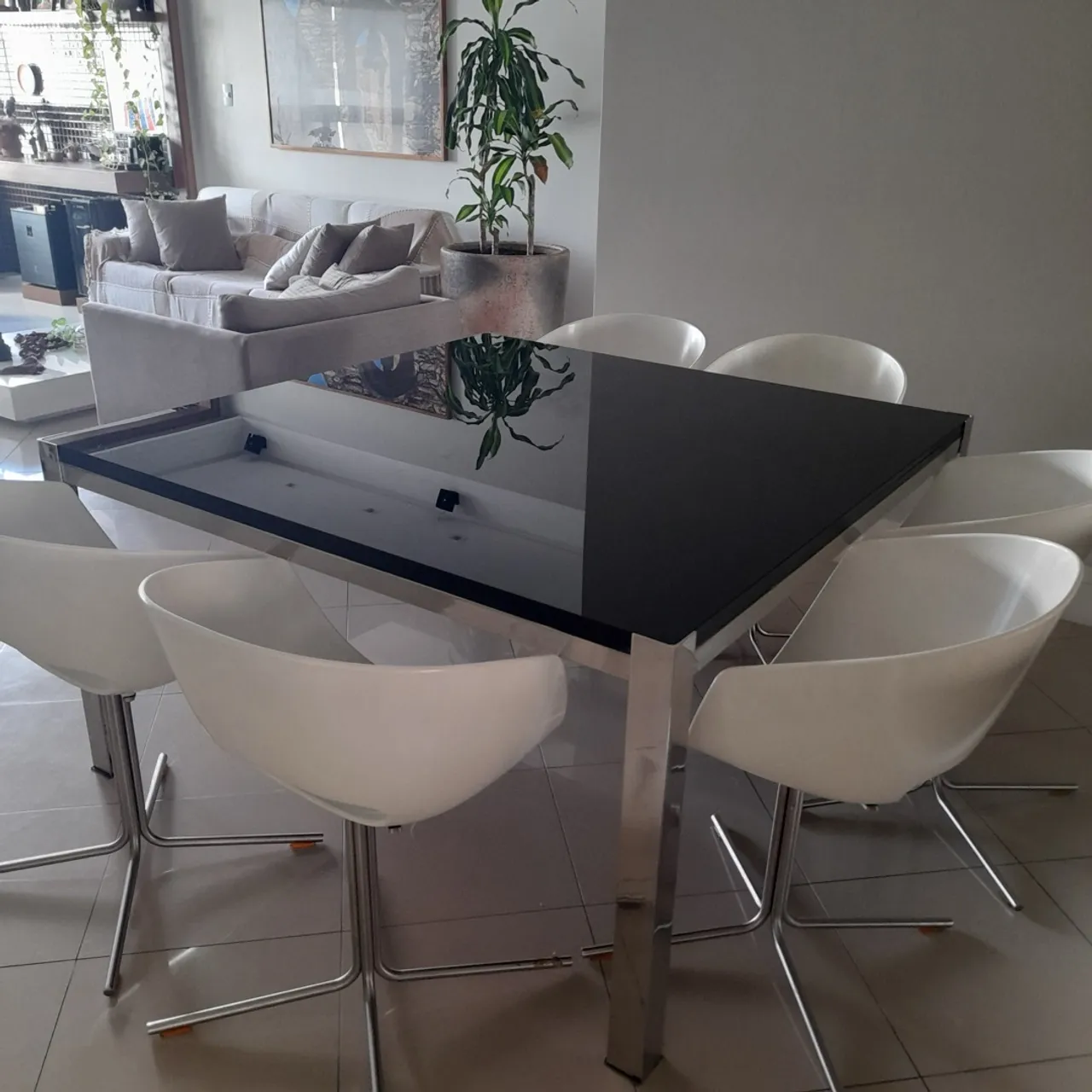 Mesa de Jantar Moderna em Aço Inox e Tampo Preto