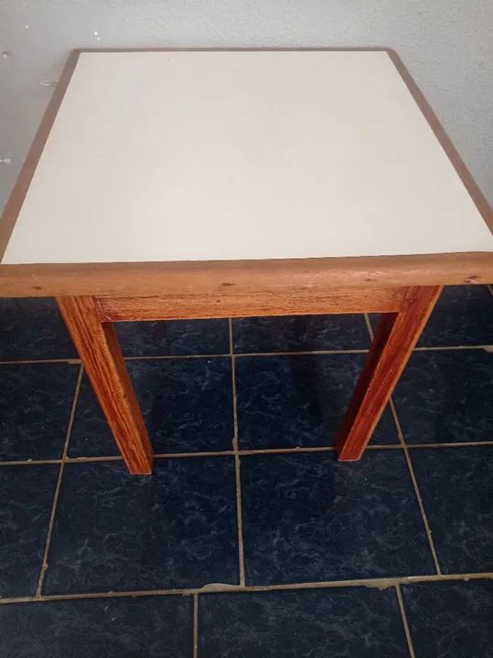 Mesa de madeira infantil 