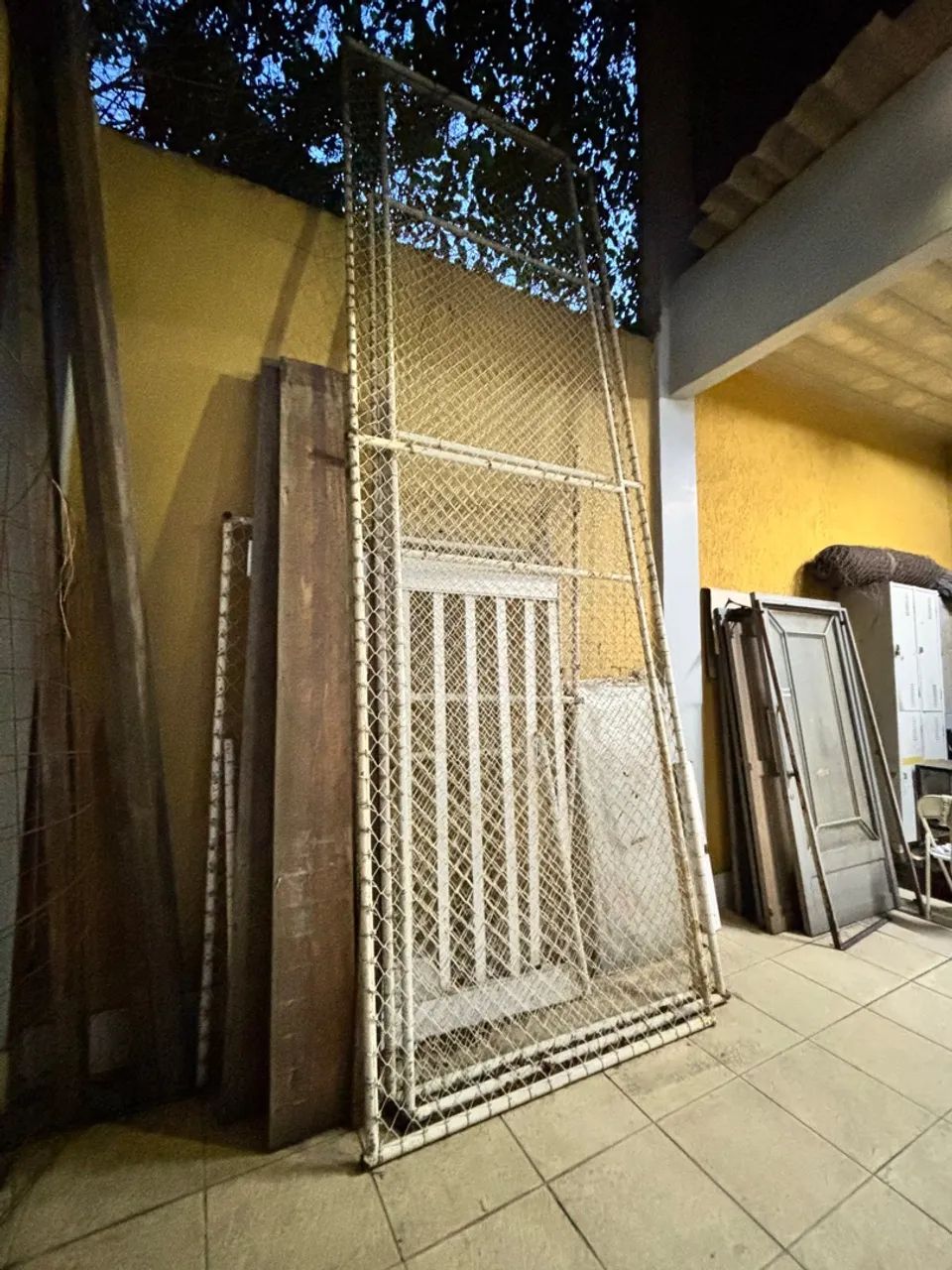 PORTÃO passagem 97 x 200Cm COMPLETA COM MOLDURA FECHADURA E MOLA PRA FECHAR - Foto 2