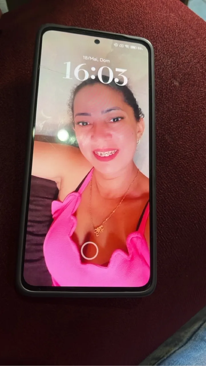 Acompanha caixa , nota fiscal , 2 capinha , tempo de uso 5 meses