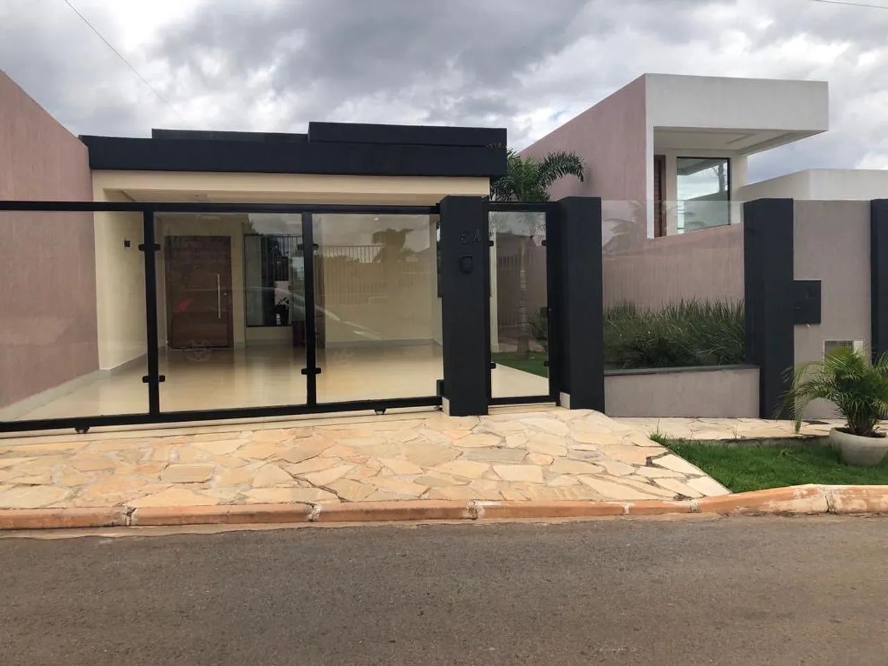 Casa moderna em condomínio fechado