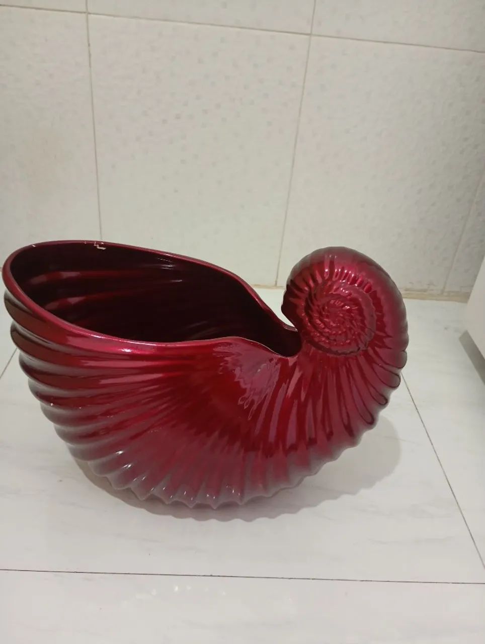 Vaso tipo floreira em cerâmica cor vermelha 