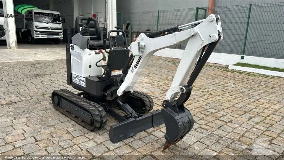 Mini escavadeira Bobcat passa no vão de 80 cm disponível para locação  - Foto 2