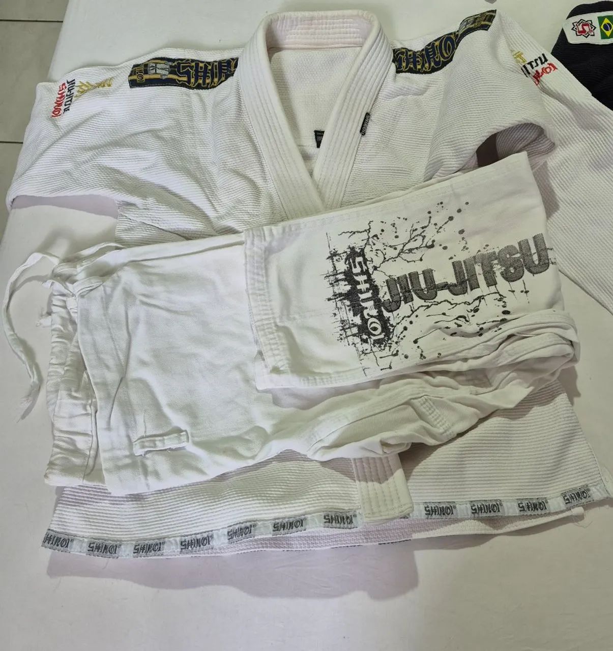 Vendo 2 kimono de jiu-jitsu  e luvas pra boxe  - Foto 3