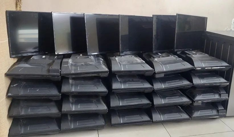 Lote 50 Tvs a maior parte elas ligam mas tela está escura na compra lote sai R$125,00 cada