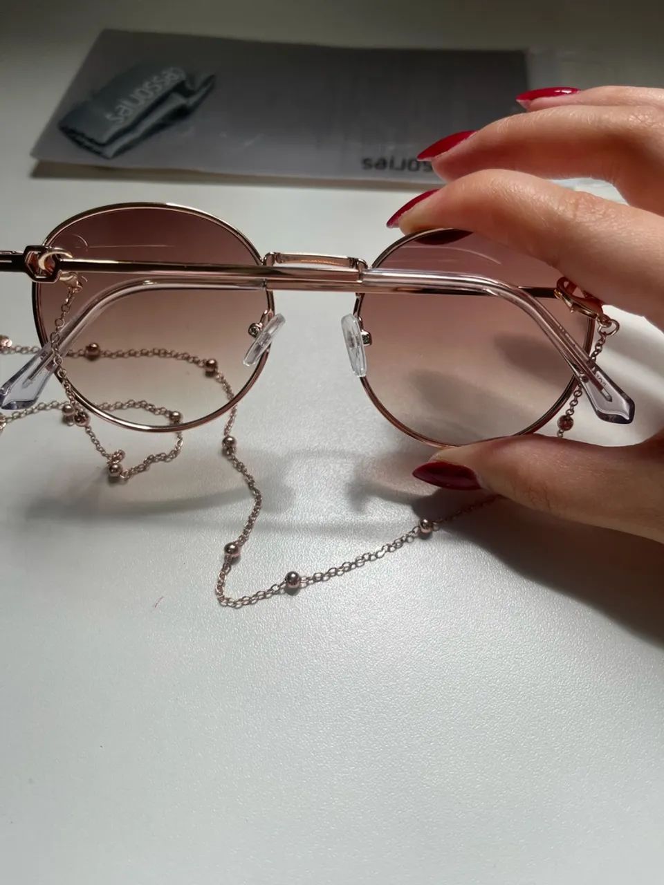 Óculos de Sol Redondo com Lentes Degradê e Corrente ? Renner - Foto 3