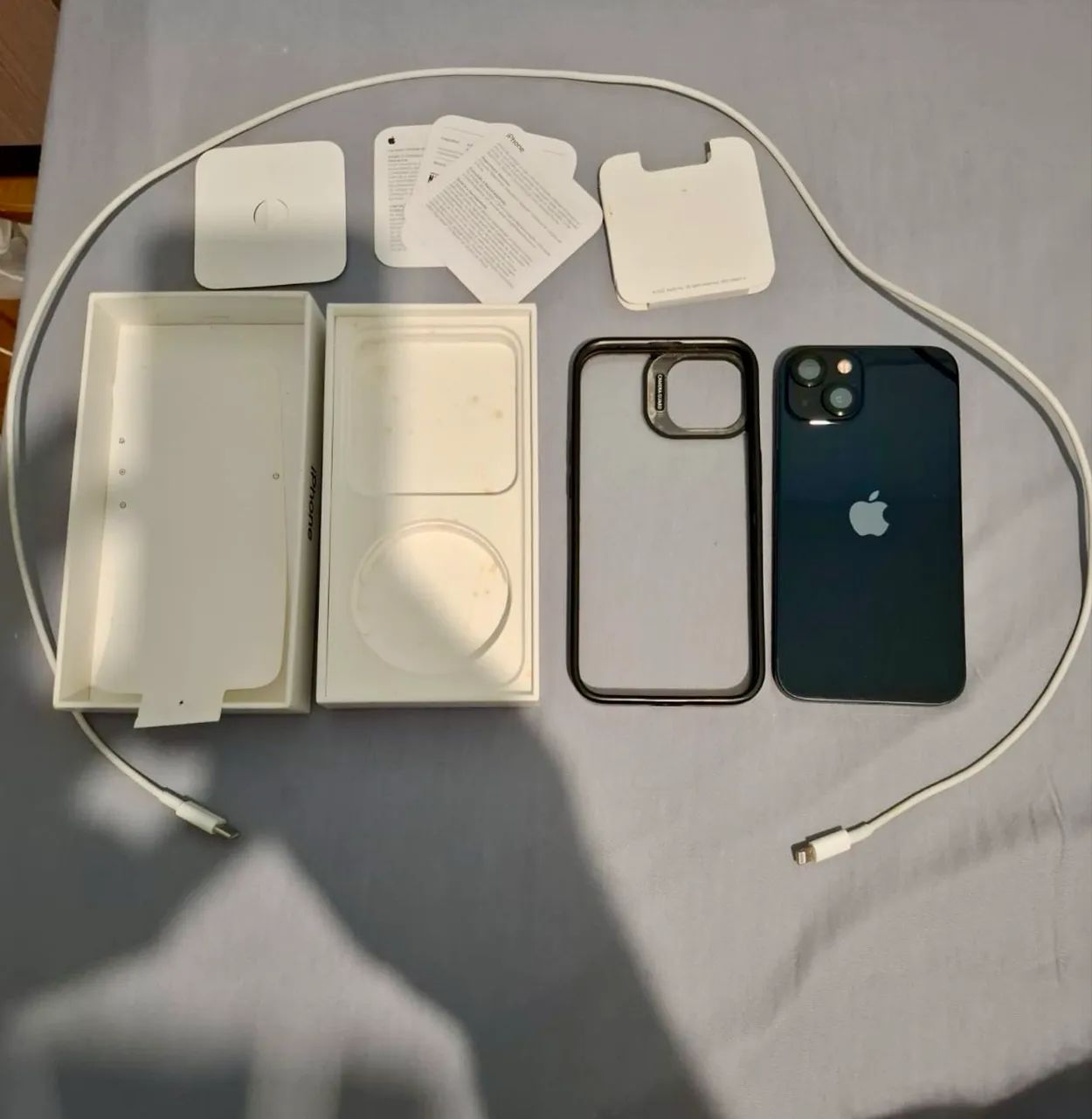 Vendo IPhone 13 todo integro, funcionando perfeitamente.