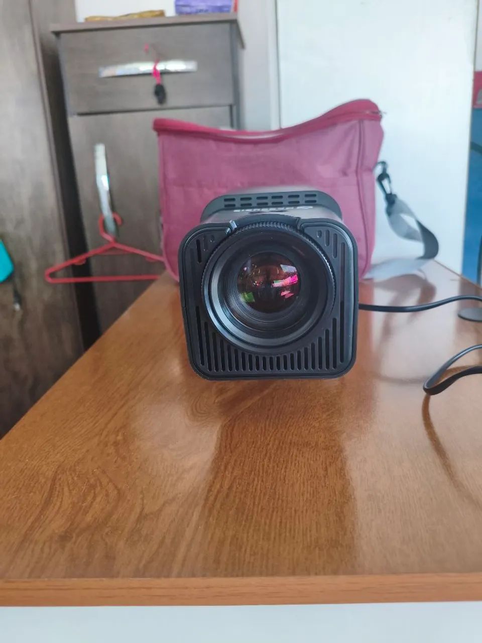 Vendo projetor HY320 bem pouco usado.Android 11.0. MARCA: MAGCUBIC