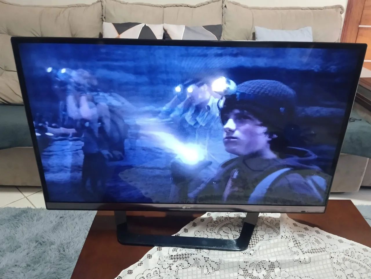 Smart TV LG 42" 3D + 6 óculos LG 3D e pen drive com 8 filmes 3D  - Foto 2