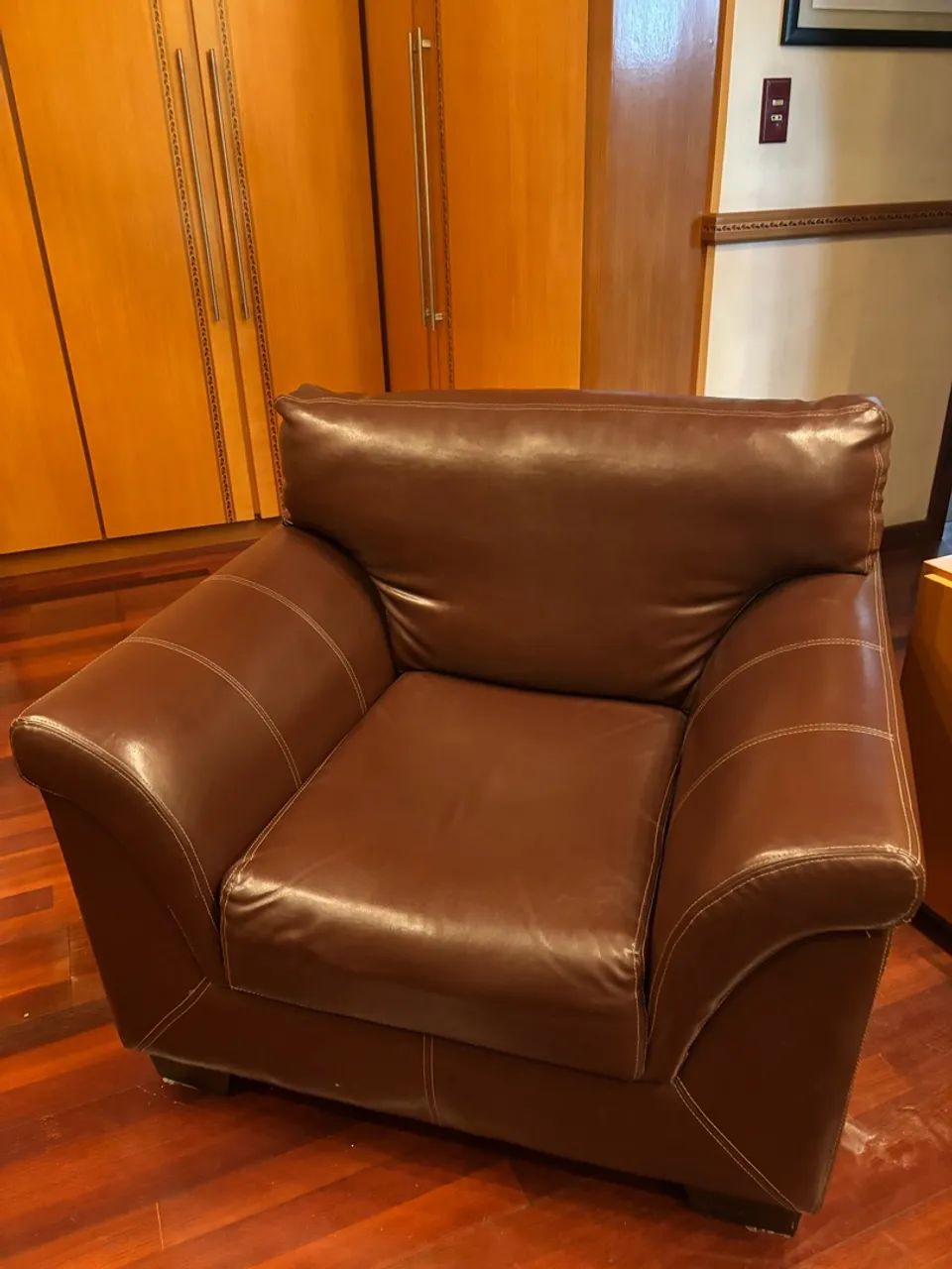 Poltrona Individual em Couro Marrom