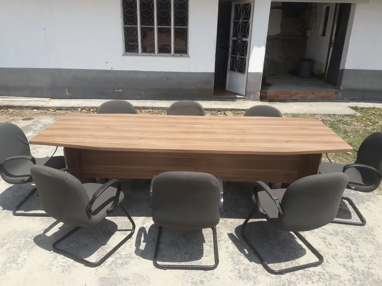 Mesa para escritório com 8 cadeiras
