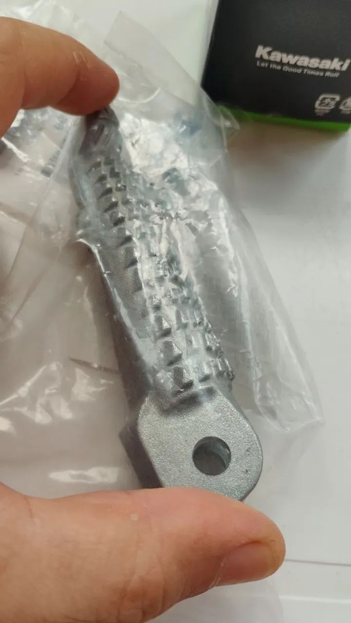 Pedal dianteiro direito kawasaki z500 novo original de fábrica kawasaki 
