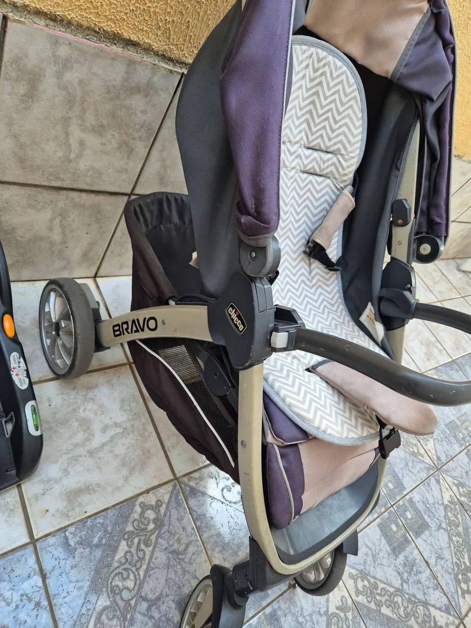 Carrinho de bebê Chicco Bravo com bebê conforto e base Keyfit - Foto 4