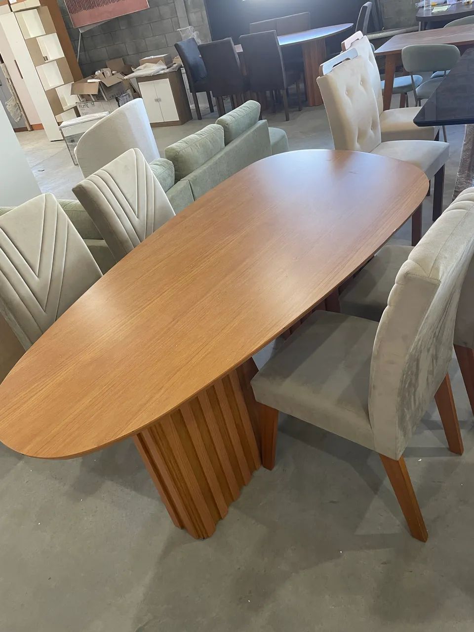 Mesa de jantar orgânica com base ripada MDF 
