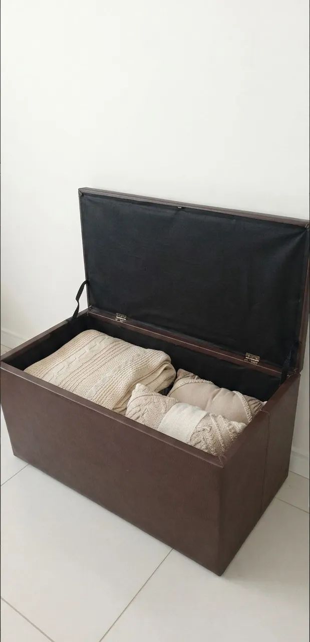 BAÚ MARROM ESTOFADO - PRÁTICO, ESPAÇOSO E BEM CONSERVADO