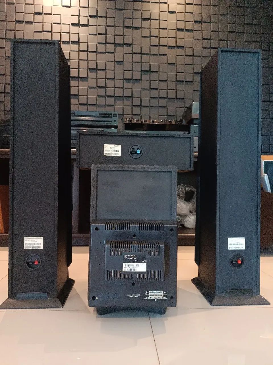 Conjunto caixas Philips 2 torres, 1 central, 2 surroud e 1sub  - Foto 3