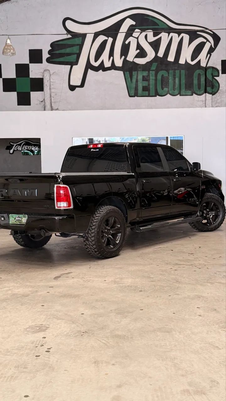 Ram Classic Laramie Night Edition 5.7 V8 16V Gasolina 4X4 Aut. 2022 - Foto 4
