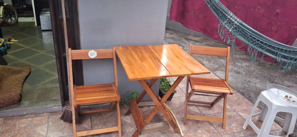 Mesa e cadeiras de madeira 