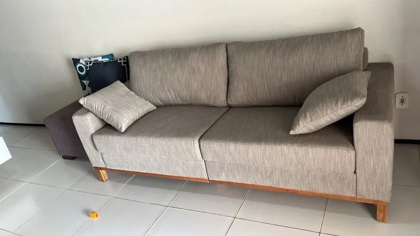 Sofá novo, modelo Berlim, tecido linho palha, em madeira de eucalipto, com duas almofadas