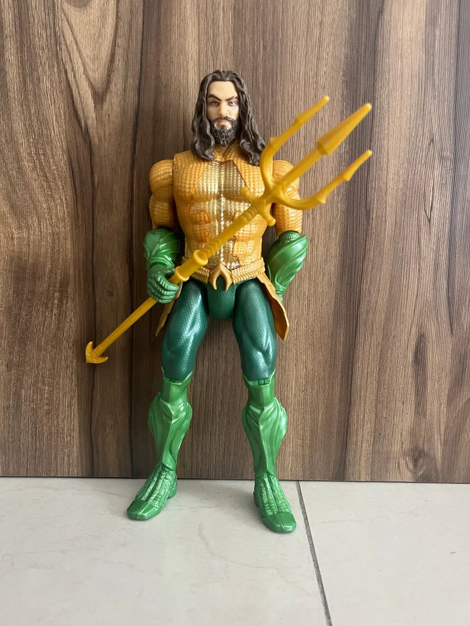 Boneco Aquaman DC Comics com tridente