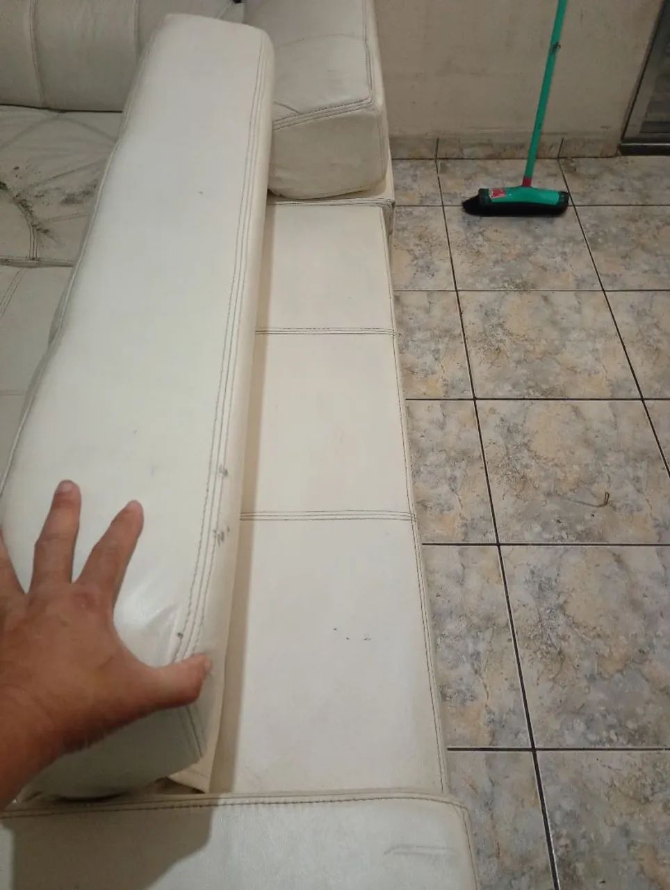 Sofá retrátil de couro sintético branco. 3 e 2 lugares  - Foto 3