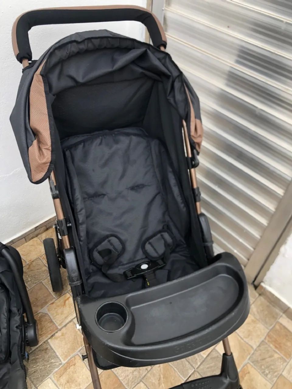 Vende-se carrinho e bebê conforto.