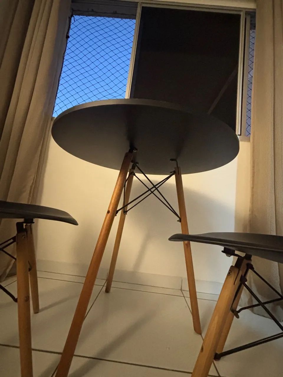 Mesa Tripé Preto 77 cm + 2 cadeiras Eiffel  - Foto 3