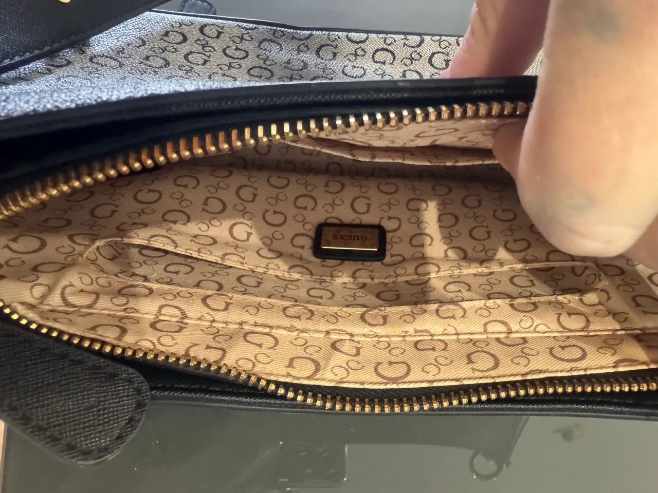bolsa de ombro Guess com em cinza e preto,pequeno porta-moedas acoplado - Foto 4