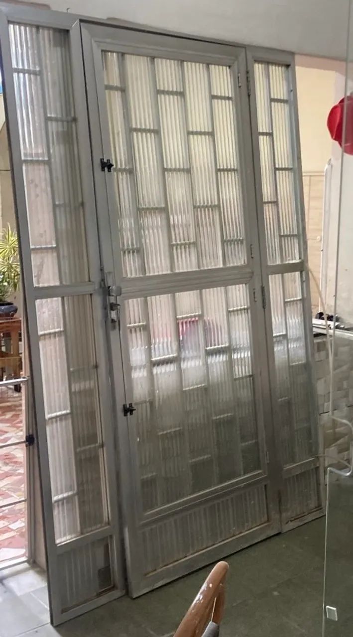 Porta de alumínio com vidros - Foto 2