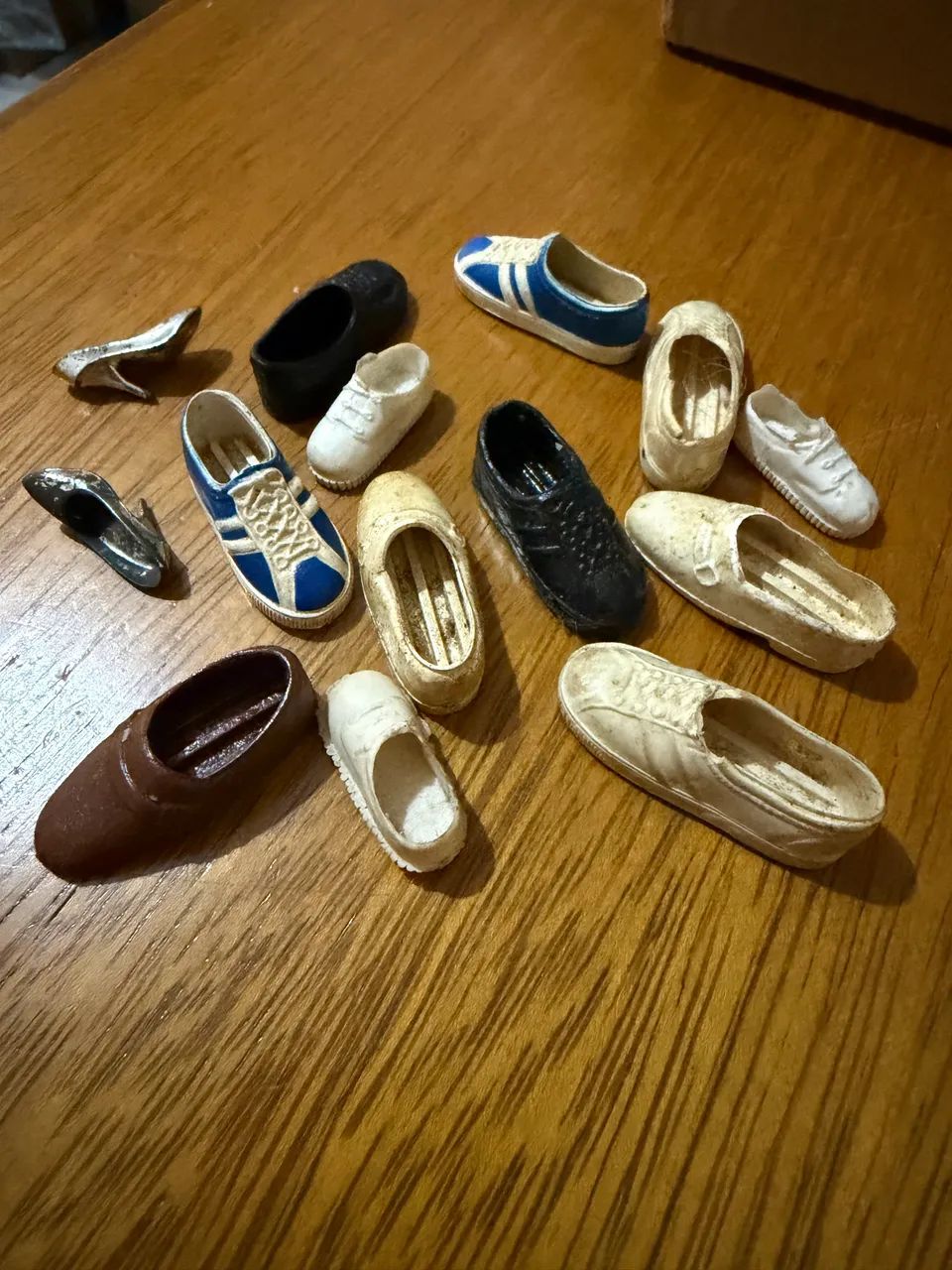 Lote Acessórios Boneca - sapatos diversos 
