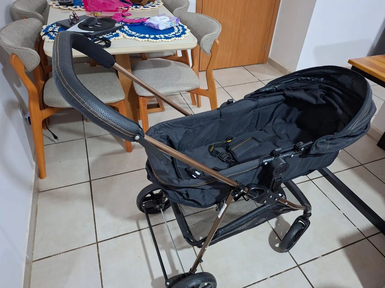 Vendo Carrinho de Bebê com Bebê Conforto - Foto 5