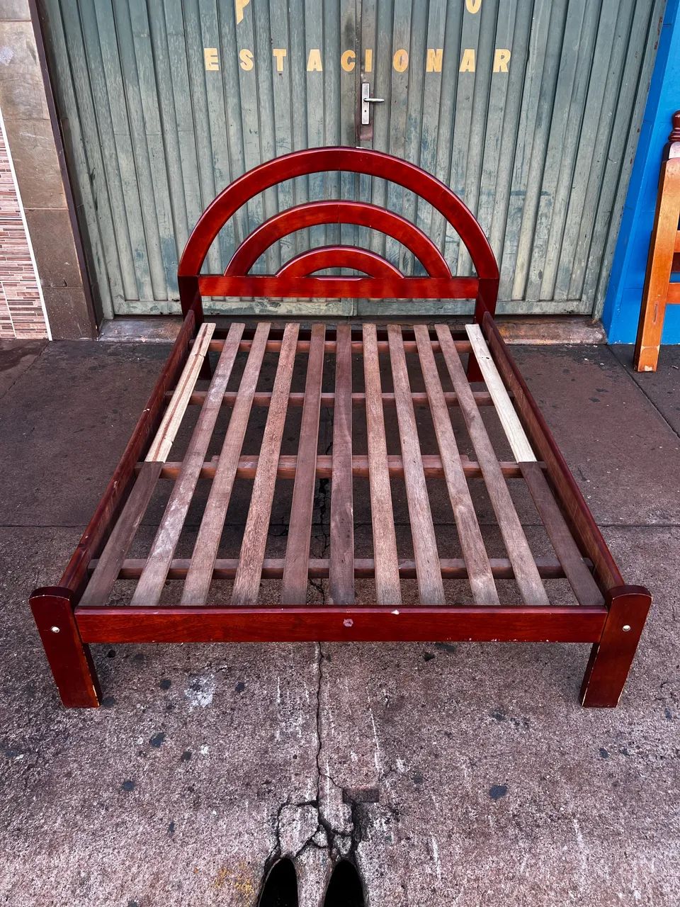 Cama de casal de madeira maciça