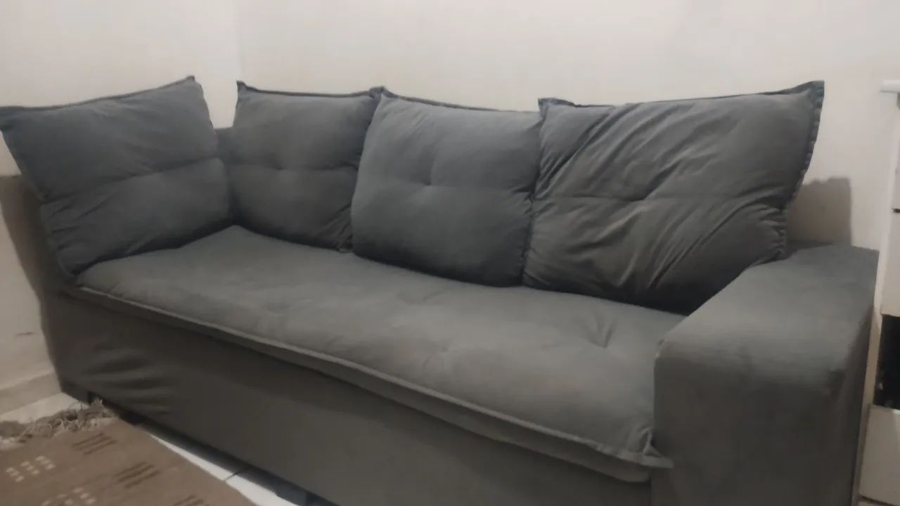 Sofá três lugares conservado 