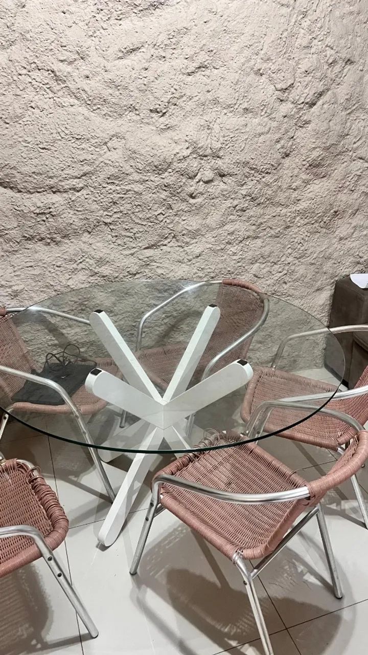 Mesa de jantar redonda com tampo de vidro