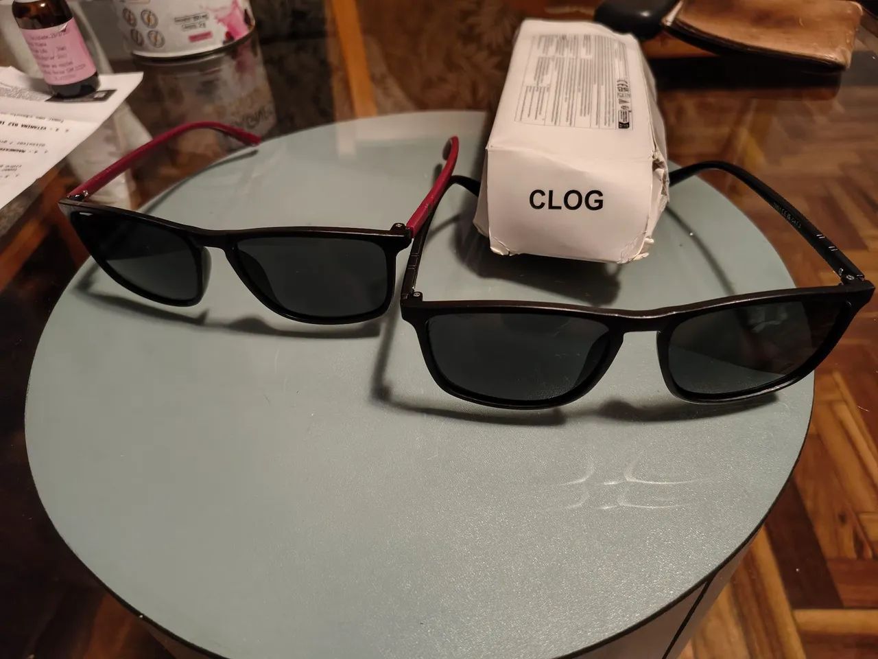 Dois óculos escuros novos CLOG