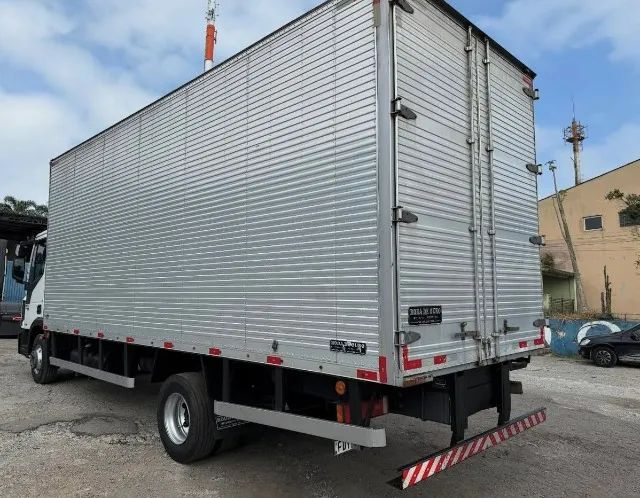 Iveco Tector 11190 4x2 - Ano 2019 Baú  - Foto 3