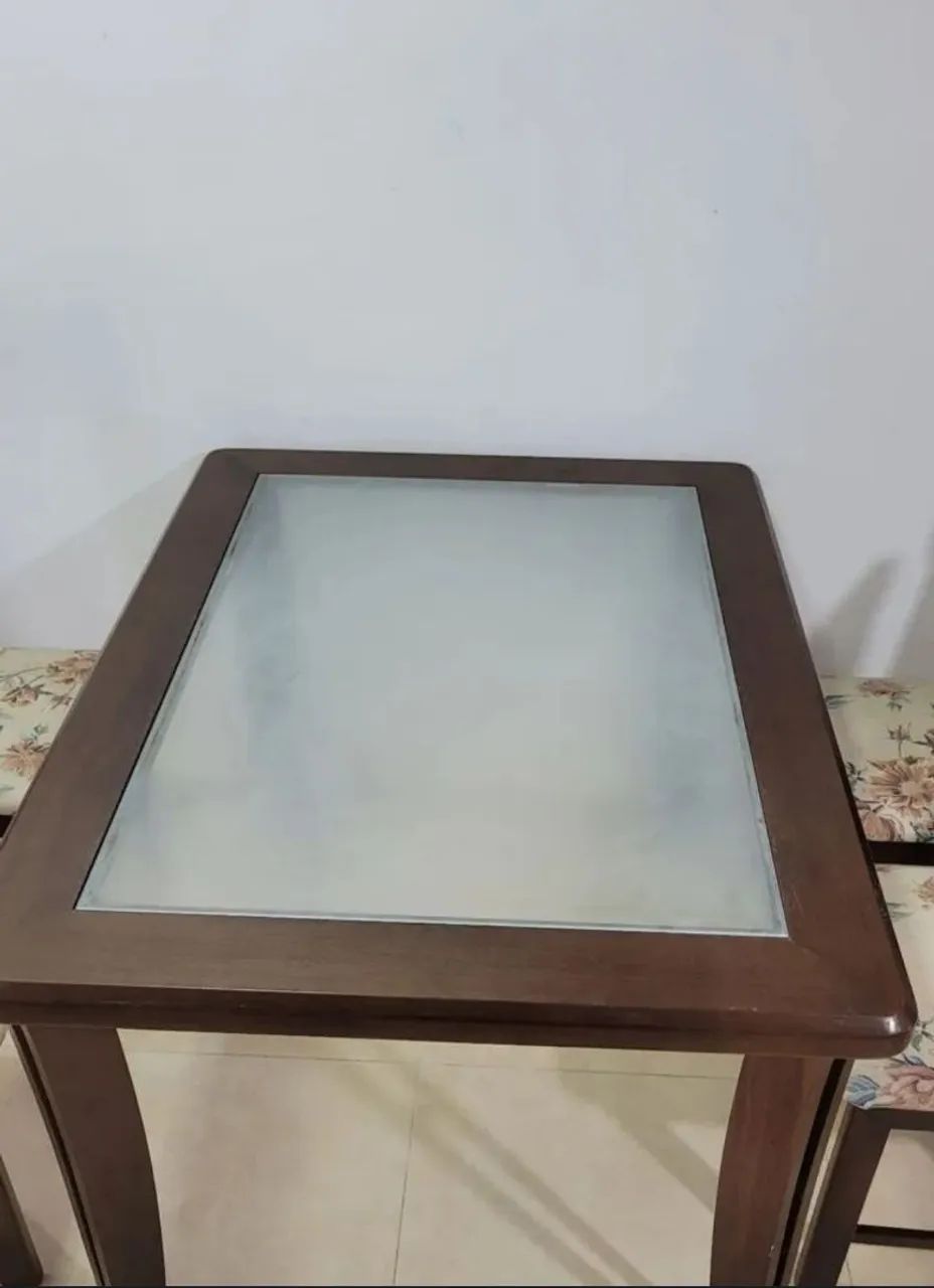 Mesa de madeira com tampo de vidro, 4 cadeiras