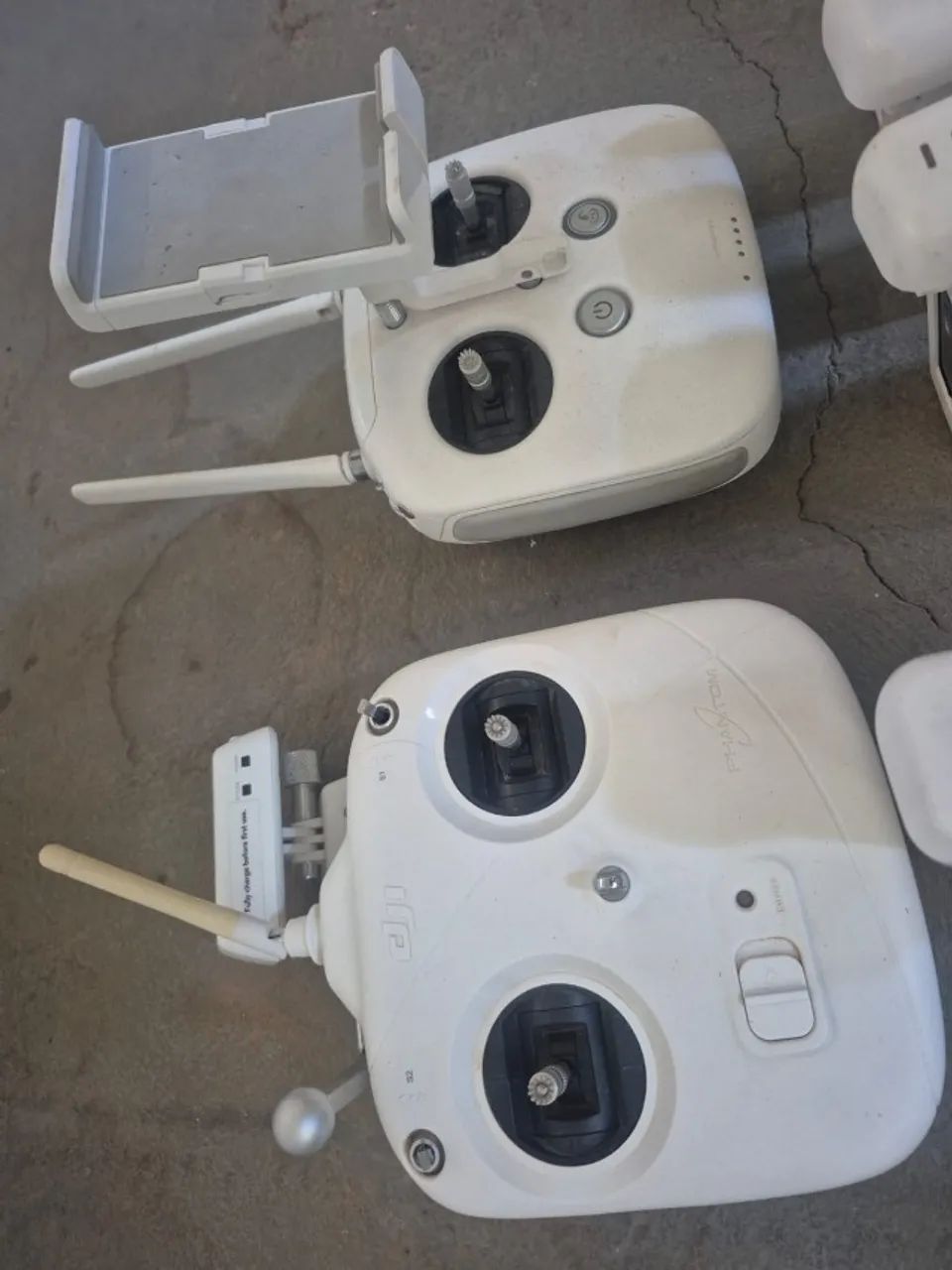 Lote DJI Phantom 2 e Phantom 3 - Baterias, controles e peças - Foto 3