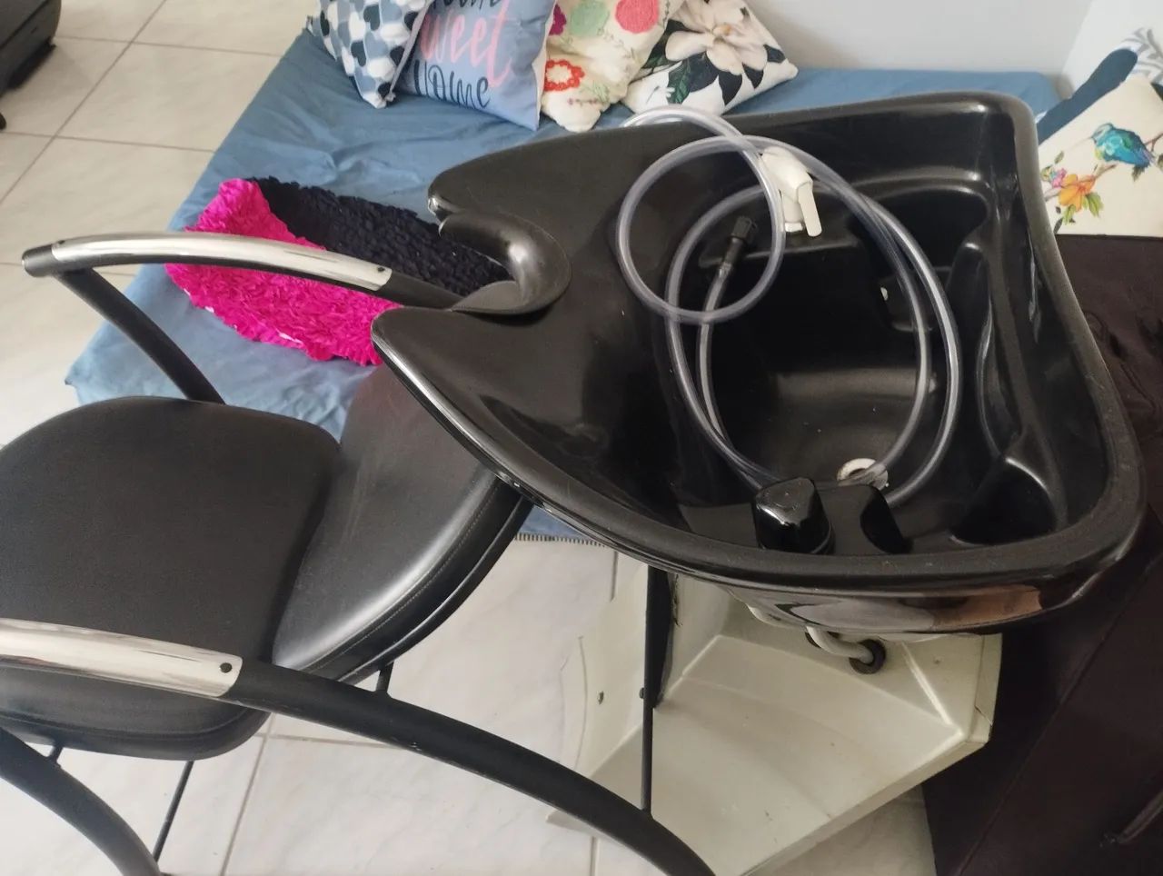 Lavatório de cabeleireiro e 3 cadeiras brancas - Foto 2
