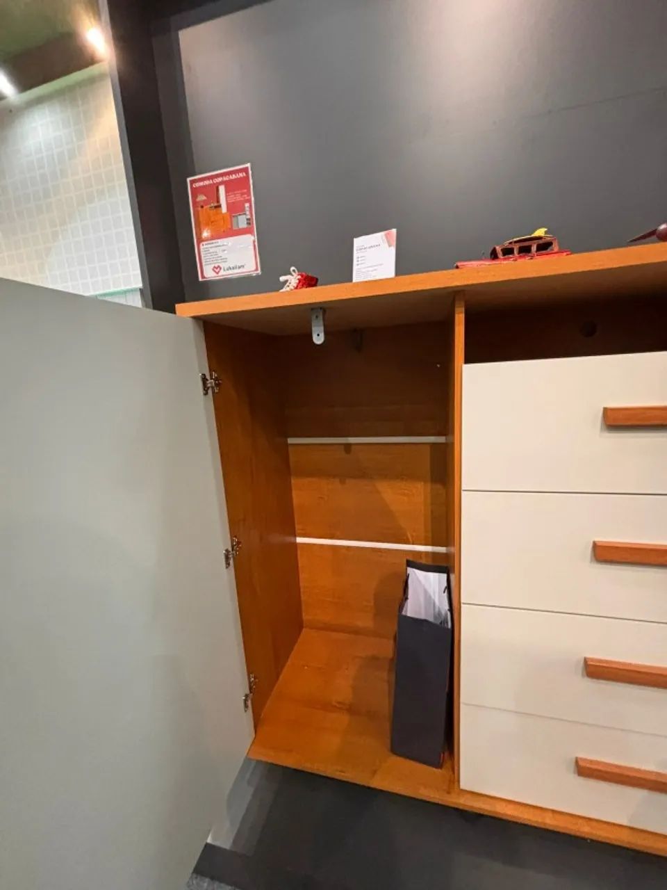 Elegância e Praticidade em um Só Móvel: Cômoda Copacabana com Espelho e Rodízios - Foto 3