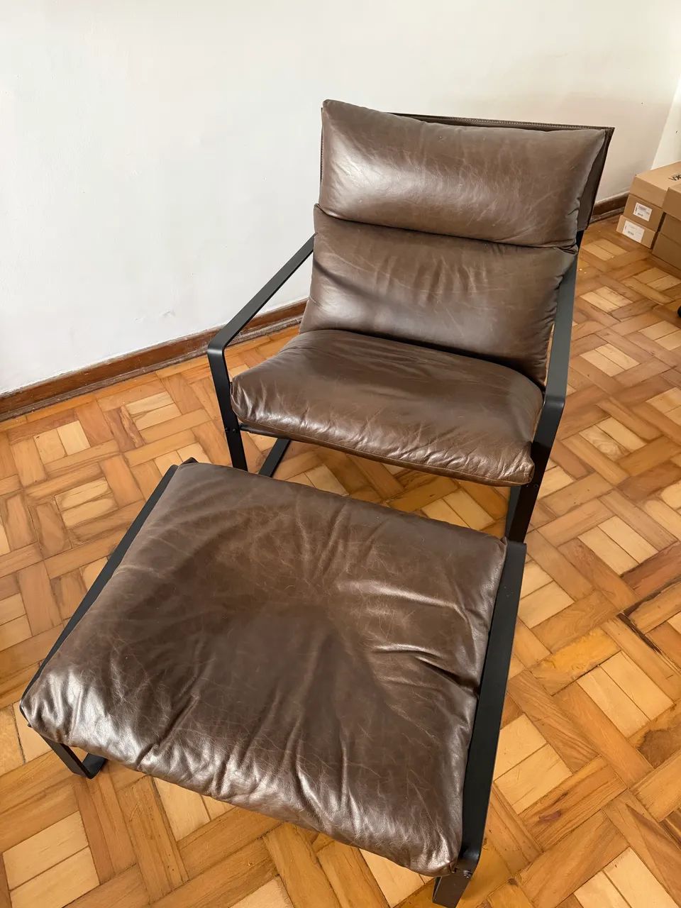 Poltrona e banqueta Estúdio Massimo em couro café
